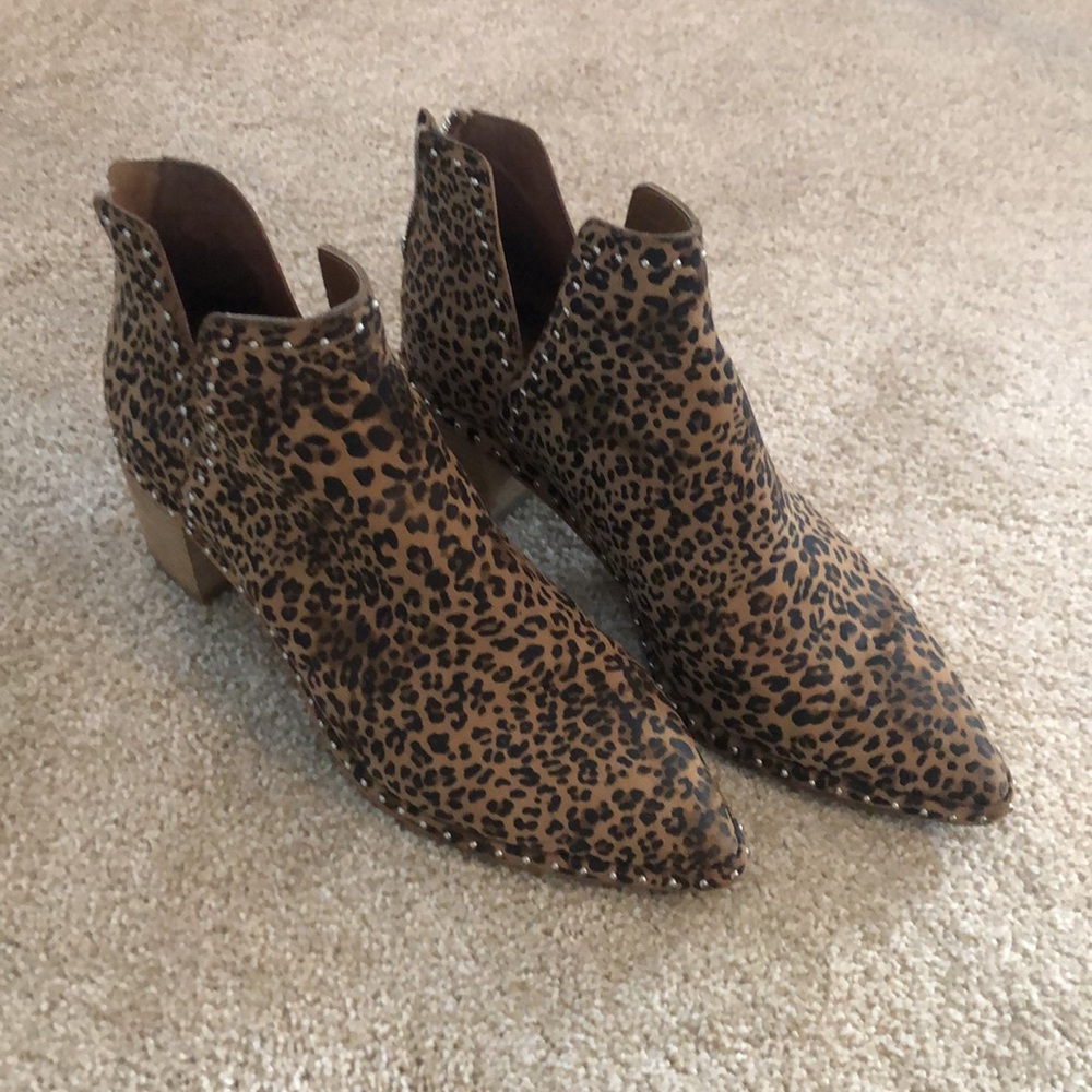 Dolce Vita Leopard Print Booties - Picture 2 of 14